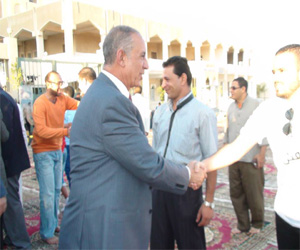   مصر اليوم - محافظ البحر الأحمر يودِّي صلاة العيد مع المواطنين