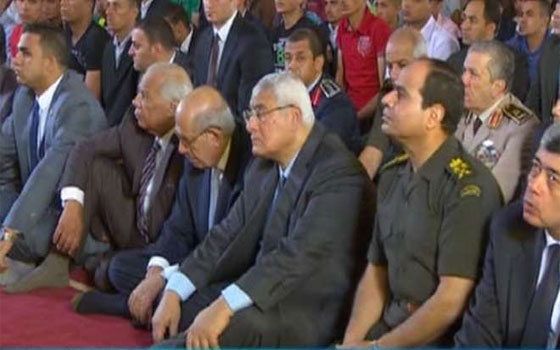   مصر اليوم - منصور والسيسي والببلاوي وإبراهيم يُؤدُّون صلاة العيد في مسجد القوات الجويّة