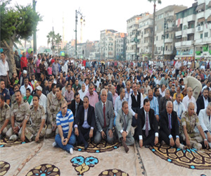   مصر اليوم - المواطنون يحتفلون بالعيد وغياب الإخوان عن الشارع في دمياط