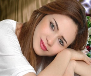 مصر اليوم - خبيرة التجميل منى رزق لـمصر اليوم : ماكياج فتياتِ الجامعة له تكنيكٌ خاص