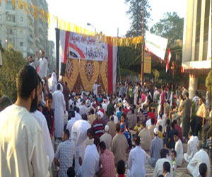   مصر اليوم - أهالي القصير يؤدّون صلاة العيد في جوٍّ من البهجة