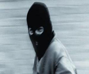   مصر اليوم - رجل مقنّع يثير الرعب بين نساء مدينة بريطانية