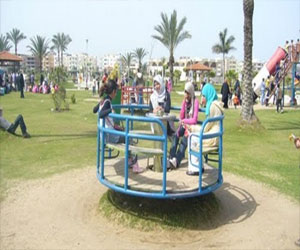   مصر اليوم - المواطنون يحتفلون بالعيد وغياب الإخوان عن الشارع في دمياط