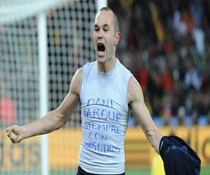   مصر اليوم - إنييستا يتسلم لوحة تذكارية لهدفه في نهائي مونديال 2010