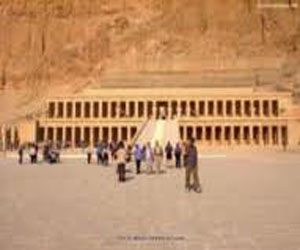   مصر اليوم - معابد الأقصر تستقبل 75 سائحًا و400 مصري