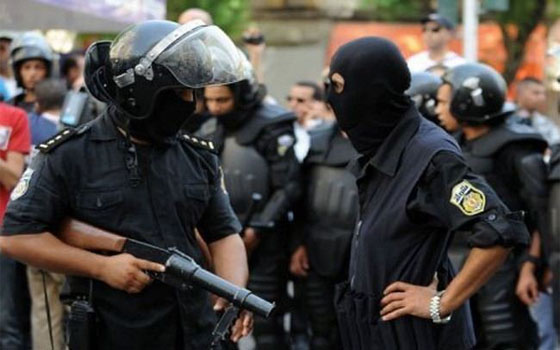   مصر اليوم - الأمن التونسيّ يُطلق الرصاص المطاطيّ لإحباط عمليات سطو مسلحة في العيد