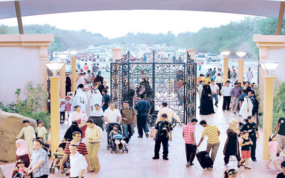 مصر اليوم - حديقة الحيوانات في العين الإماراتيّة تشهد إقبالاً كبيرًا من الزوّار في العيد