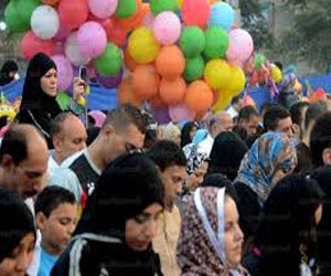 مصر اليوم - المصريون يتوافدون علي المتنزهات في ثاني أيام عيد الأضحى المبارك