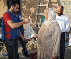   مصر اليوم - كويتيون يوزعون لحوم الأضاحي على الاسر الفلسطينية في غزة