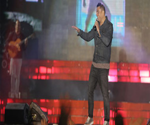 مصر اليوم - عمرو دياب يبدأ حفله الغنائي بأغنية الليلة