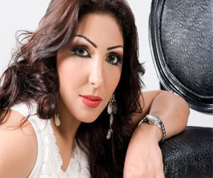 مصر اليوم - المطربة المغربيَّة نادية المنصوري تطلق أغنيتها حبيب