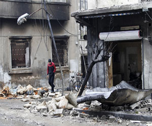   مصر اليوم - أهالي حمص السوريَّة يعيشون أجواء العيد بين قصف ودُخان وخوف