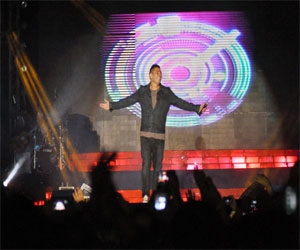 مصر اليوم - شعراء ألبوم الليلة يشاركون عمرو دياب الغناء في حفل إماريتس هايتس