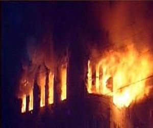   مصر اليوم - حريق ضخم في قصر مكرم عبيد باشا في قنا