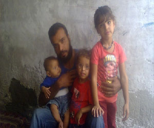   مصر اليوم - مُواطِن من غزّة يعرِض طفلته للبيع