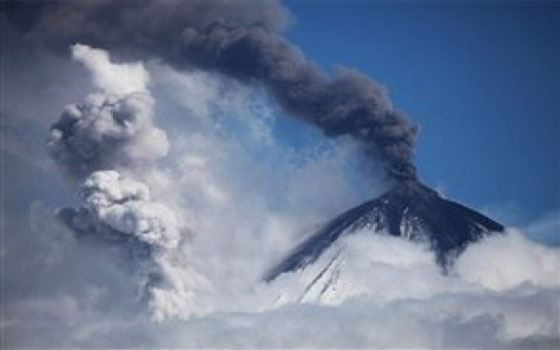 مصر اليوم - بركان في أوراسيا يثور وينفث دخانًا بارتفاع يقارب الـ10 آلاف متر