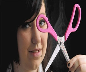   مصر اليوم - بريطانية تحلق شعر رأسها يوم زفافها لتشجيع التبرع لمعهد السرطان