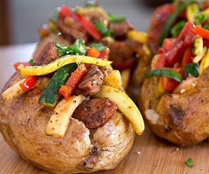   مصر اليوم - بطاطس بالسجق والخضروات