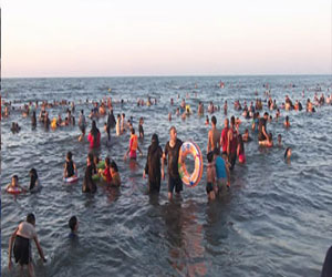   مصر اليوم - توافد الآلاف على شواطئ وحدائق الإسكندريّة في ثالث أيام العيد