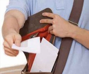   مصر اليوم - ساعي بريد يسرق 200 ألف يورو من مكتب الضرائب في هولندا