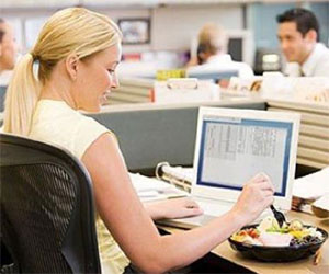   مصر اليوم - تناول الطعام أثناء العمل يزيد من الانتاجية