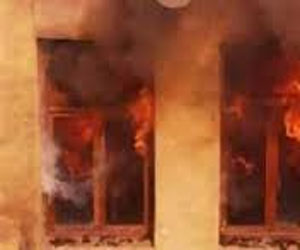   مصر اليوم - محتجزون يضرمون النيران في قسم شرطة في الإسكندرية