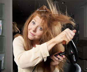 مصر اليوم - المكواة تتسبّب في إتلاف البُنية الطبيعيّة للشعر وتجعله أكثر خشونة وتجعيدًا