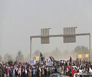  مصر اليوم - توافد الألاف من العراقيين إلى ساحتي الأعتصام في الرمادي والفلوجة