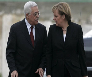   مصر اليوم - ميركل وعباس يبحثان محادثات السلام والأزمة السورية