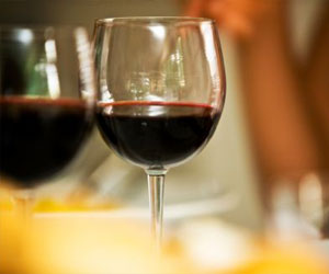   مصر اليوم - تناول 3 أو 4 كؤوس من النبيذ في الأسبوع يخفّض فرص الحمل بنسبة الثلثين