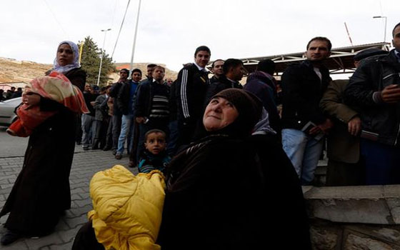   مصر اليوم - مخيَّم اليرموك يشهد بشاعة الحصار في سوريَّة ويصل عدد لاجئيه إلى 18 ألفًا