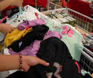   مصر اليوم - المصري الديمقراطي يدشن حملة تبرع بملابسك القديمة في سوهاج