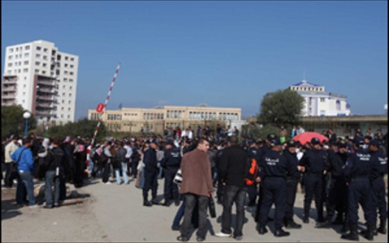 مصر اليوم - احتجاجات واسعة لطلبة كلية الحقوق في باجي مختار الجزائرية