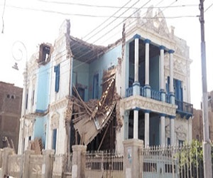   مصر اليوم - انهيار جزء من سور قصر مكرم عبيد في قنا