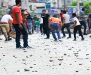   مصر اليوم - اشتباكاتٌ عنيفة بالحجارة بين مواطنين وأعضاء الإخوان في السّويس