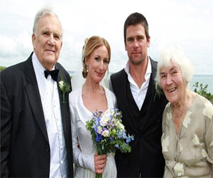   مصر اليوم - عروس رومانسية ترتدي فستان زفاف عائلي تاريخي