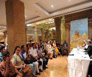   مصر اليوم - محافظ الأقصر يلتقي الأجانب المقيمين فيها لتطوير السياحة