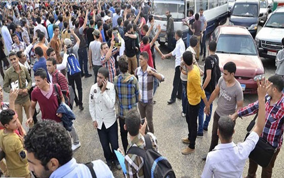   مصر اليوم - اشتباكات عنيفة بين طلاب الإخوان ومؤيدي السيسي داخل حرم جامعة الأزهر