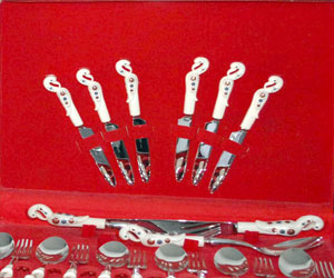   مصر اليوم - صناعة وزخرفة مقابض أدوات الطعام حرفة جزِّينيَّة تتلاشى