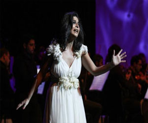   مصر اليوم - أوبرا مجنونة لبنانية تفتتح مهرجان البحرين الدولي للموسيقى