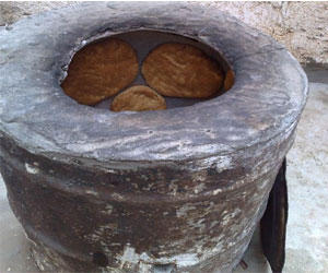   مصر اليوم - التنور يجد طريقه إلى كفرنبل بعد عجز المخبز الآلي عن تلبية الاحتياجات