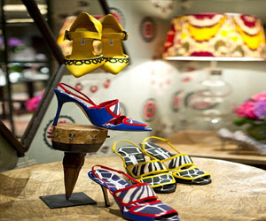   مصر اليوم - مانولو بلانيك يقدم مجموعة جريئة من الأحذية في أسبوع لندن للموضة