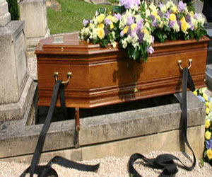   مصر اليوم - ترميم وإنقاذ مقبرة الكاتب جول فرن بعد ترميمها للانشقاق