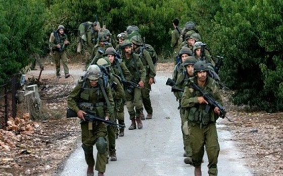   مصر اليوم - جيش الاحتلال يكثِّف توغلاته العسكريَّة على أطراف قطاع غزة بـ 4 جرافات