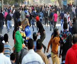   مصر اليوم - اشتباكاتٌ عنيفة بين مؤيِّدي ومعارضي المعزول في دمياط