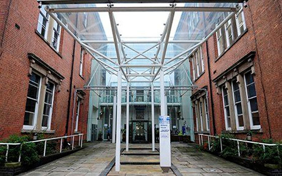 مصر اليوم - مدير مدرسة المدينة يُحرِّك شكوى ضد مجلس الأمناء وتقرير التعليم يُدينَهم