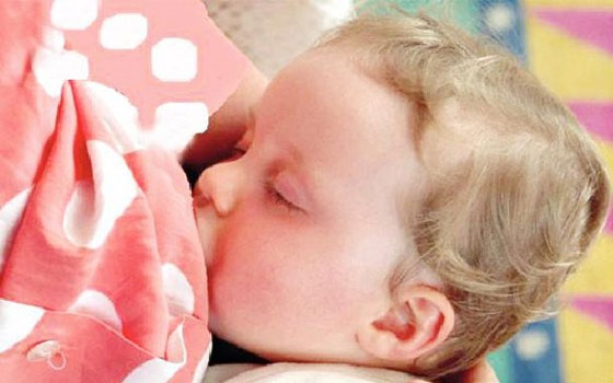 مصر اليوم - باحثون أميركيُّون يكتشفون بروتينًا في حليب الأم يقي من الإصابة بالإيدز