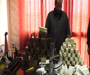 مصر اليوم - ضبط عامل بحوزته بندقية آلية و500غرام أفيون في قنا