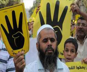   مصر اليوم - أهالي كفر الغاب يتهمون الإخوان بلصق شارات رابعة على كراتين الجيش