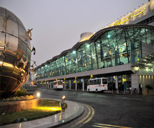   مصر اليوم - وزير الطيران يقوم بجولات تفقدية في المطار لاستقبال الحجاج العائدين